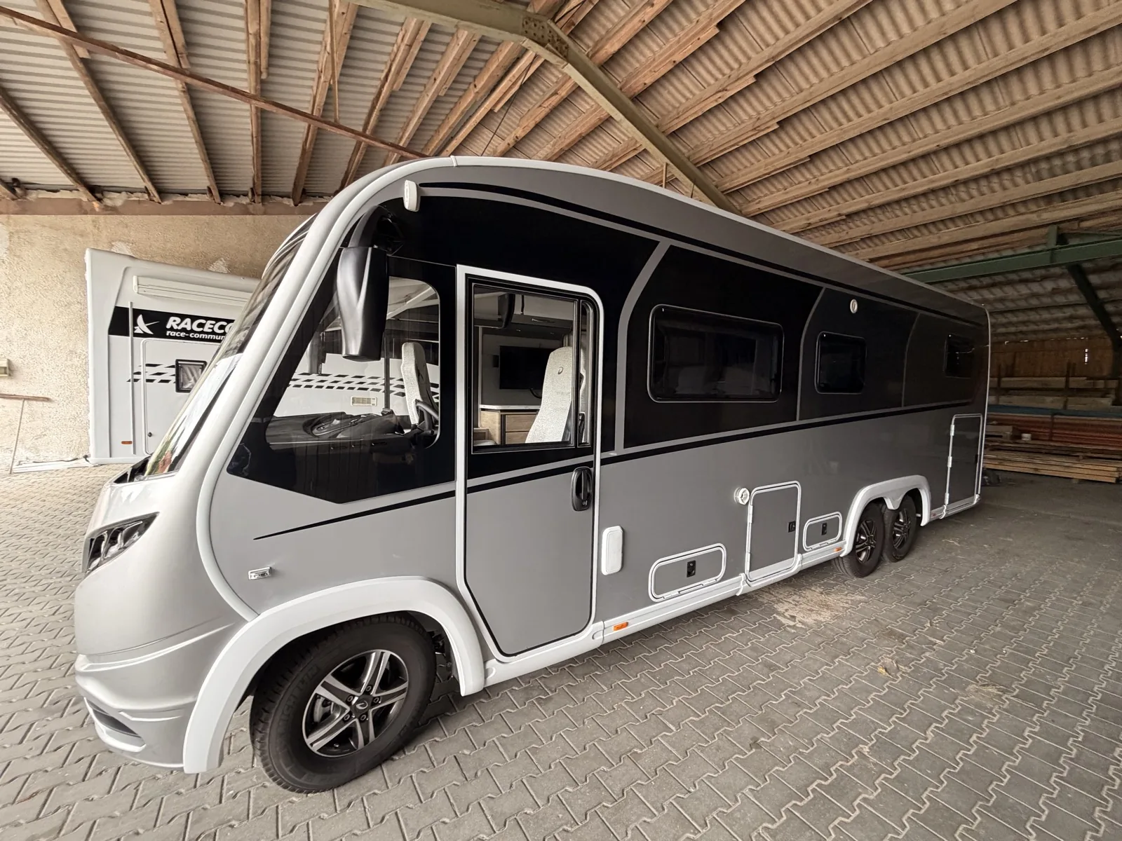 Wohnmobil Luna von der Seite