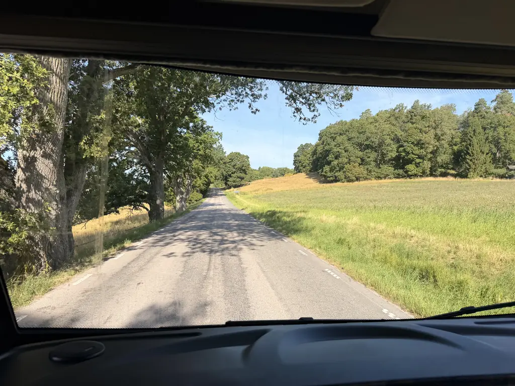 Blick durch die Windschutzscheibe von Luna auf eine Landstraße in Schweden