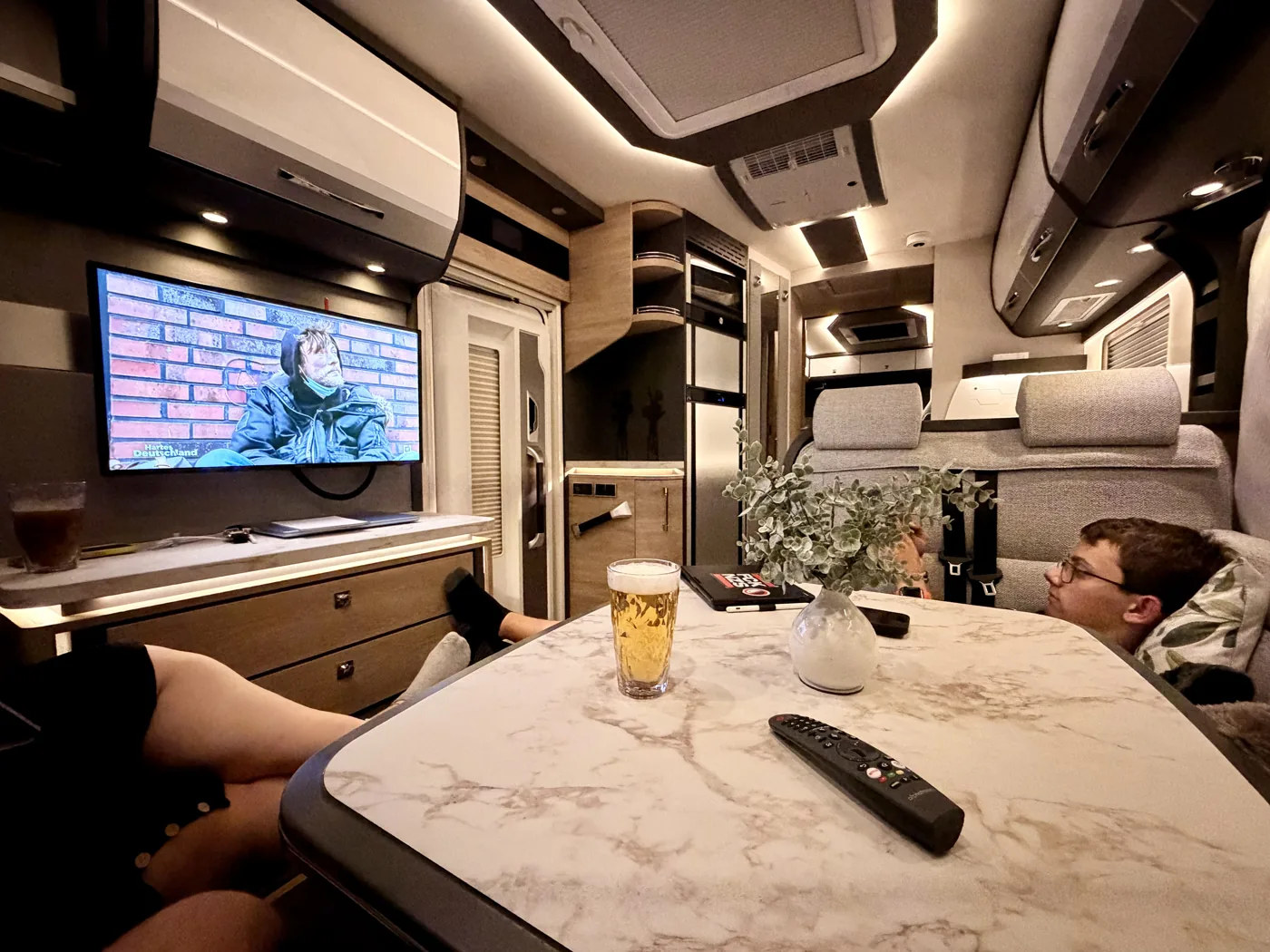 Abend im Globetrotter XLi mit laufendem Fernseher und der Sitzecke