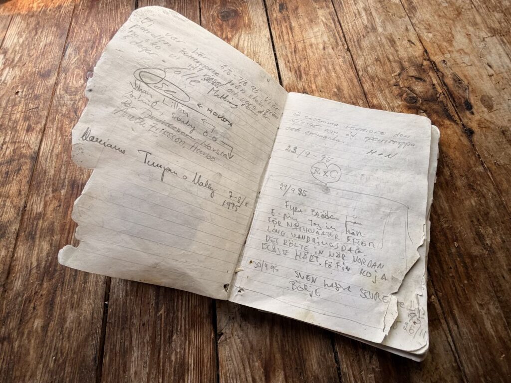 Aufgeschlagenes handschriftliches Logbuch auf einem Holztisch mit Einträgen aus dem Jahr 1995
