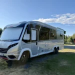 Dethleffs Globetrotter XLi mit Doppelachse hinten auf einem Stellplatz in Schweden, 5,4 Tonnen zulässige Gesamtmasse