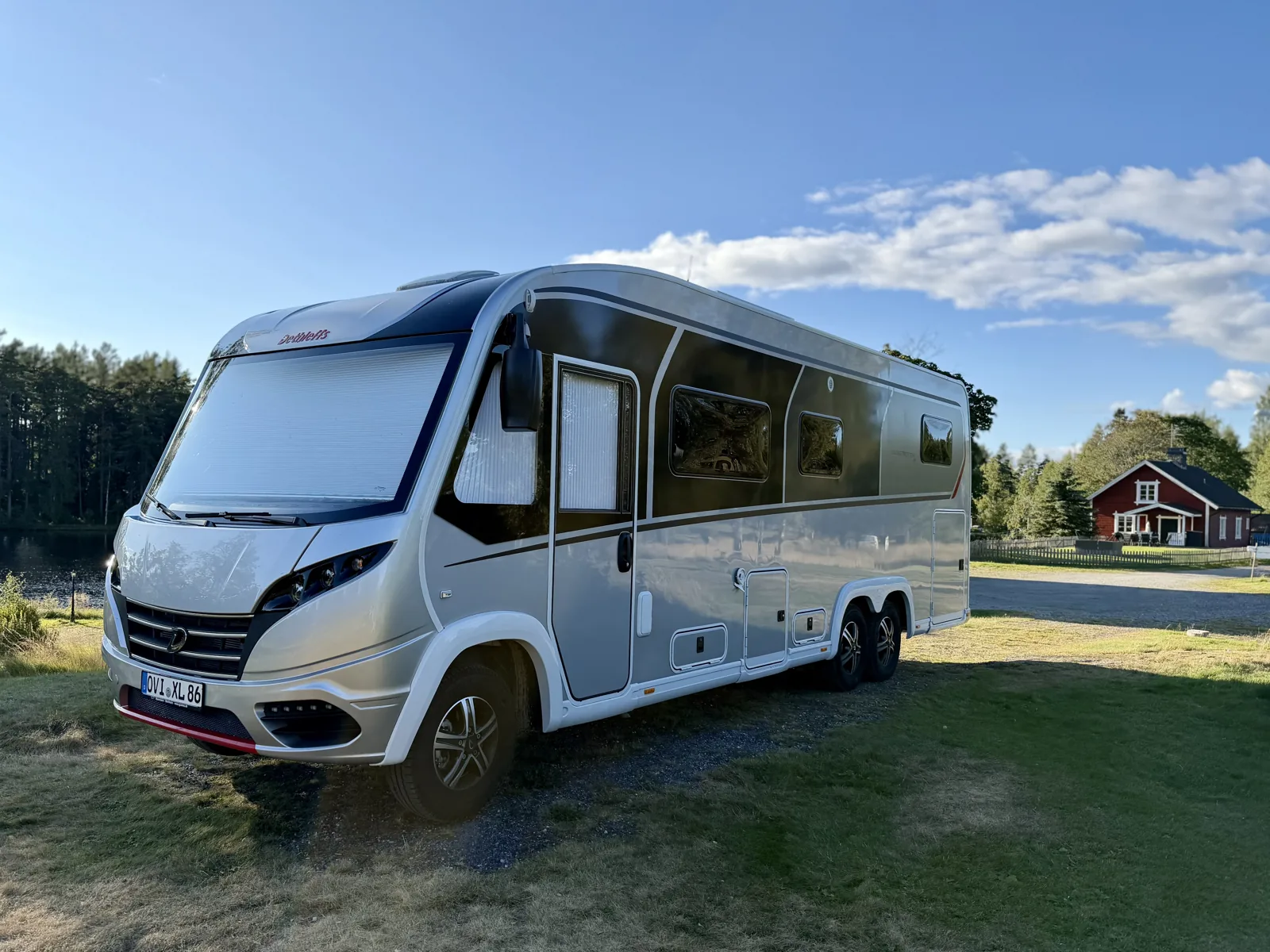 Dethleffs Globetrotter XLi mit Doppelachse hinten auf einem Stellplatz in Schweden, 5,4 Tonnen zulässige Gesamtmasse