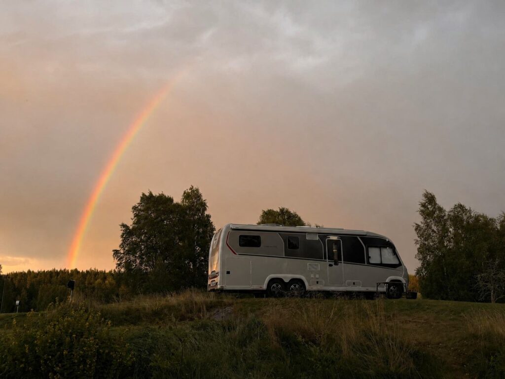 Regenbogen über dem Wohnmobil nach einem Gewitter