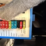 Geöffneter Sicherungskasten im Wohnmobil, der Steckplatz für TV ist leer, daneben stecken die Sicherungen für Pumpe und Zusatz-Ladegerät.