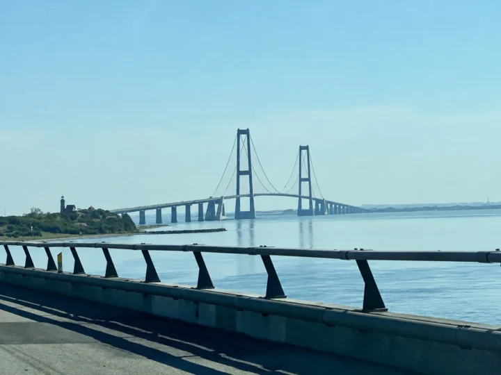 Storebæltbrücke in Dänemark mit der Insel Sprogø und ihrem Leuchtturm, aufgenommen von der Fahrbahn aus