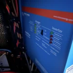 Victron MultiPlus 12/3000/120 an der Wand der Heckgarage, daneben Kabelbaum und Sicherungen