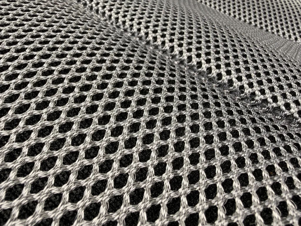 Nahaufnahme des luftdurchlässigen Mesh-Gewebes, aus dem Sitzfläche und Rücken des Westfield Royal Ergofit bestehen