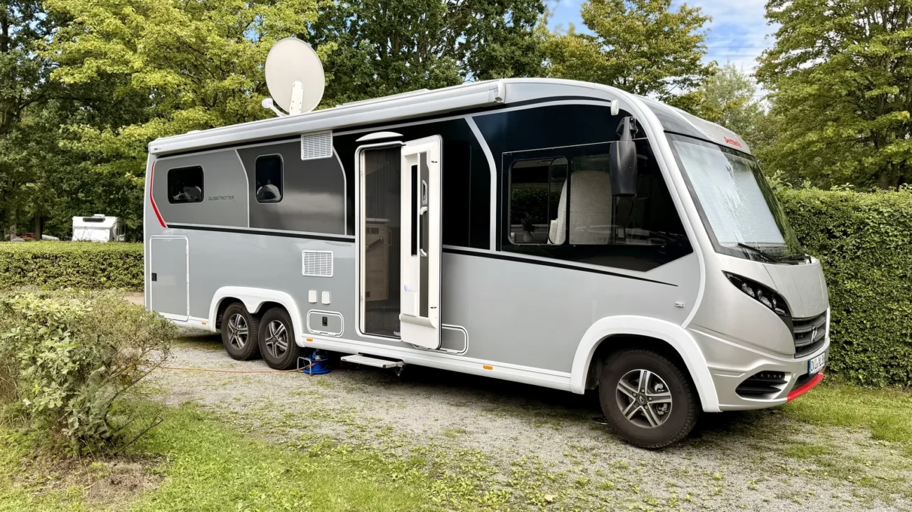 Luna steht auf Platz 3 im KNAUS Campingpark Hamburg unter freiem Himmel, die Starlink-Antenne auf dem Dach ist nach oben ausgerichtet.