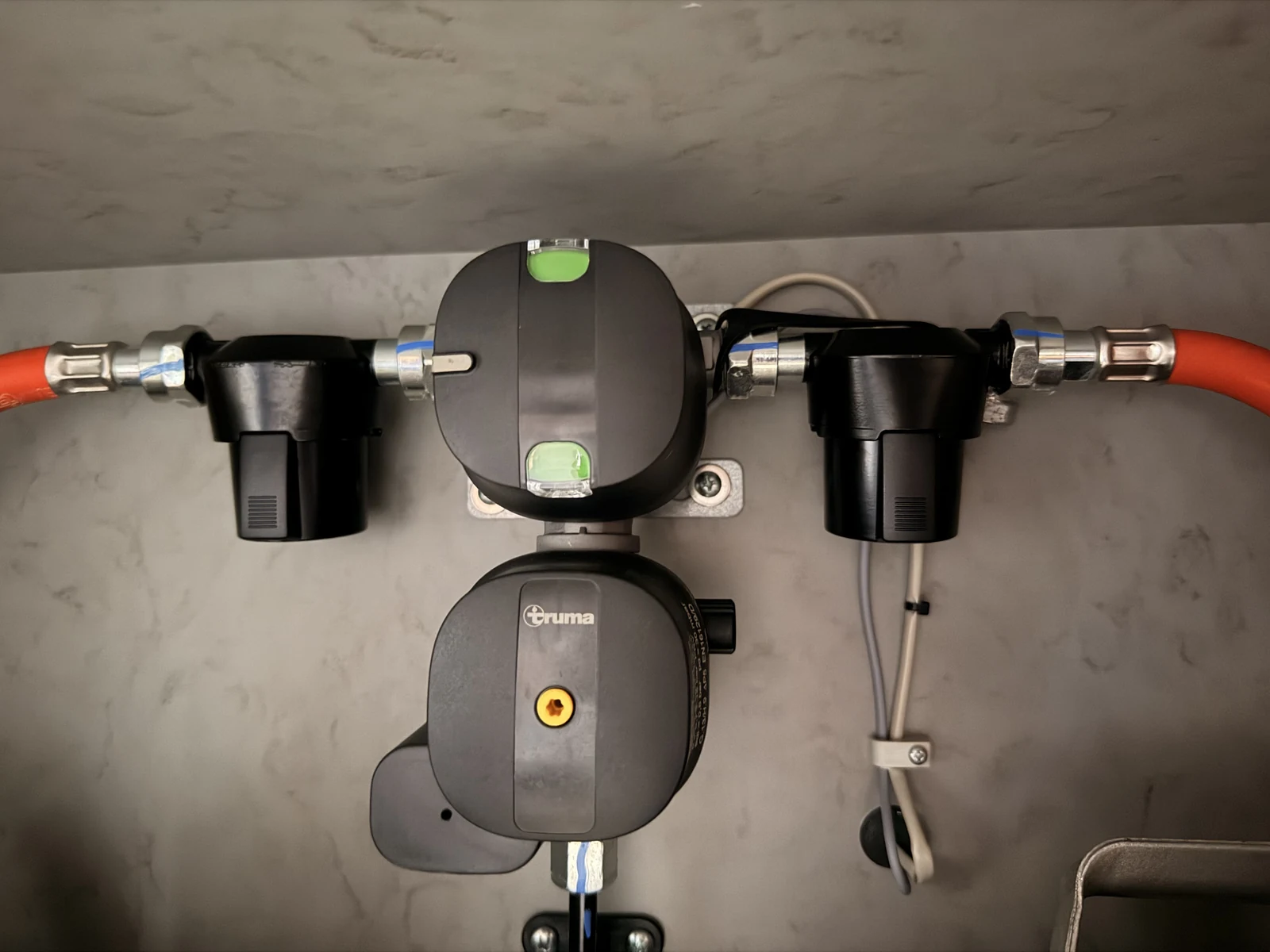 Truma DuoControl mit zwei grünen Anzeigefenstern für die aktive Gasflasche, daneben die schwarzen Aufsätze der Gasfilter