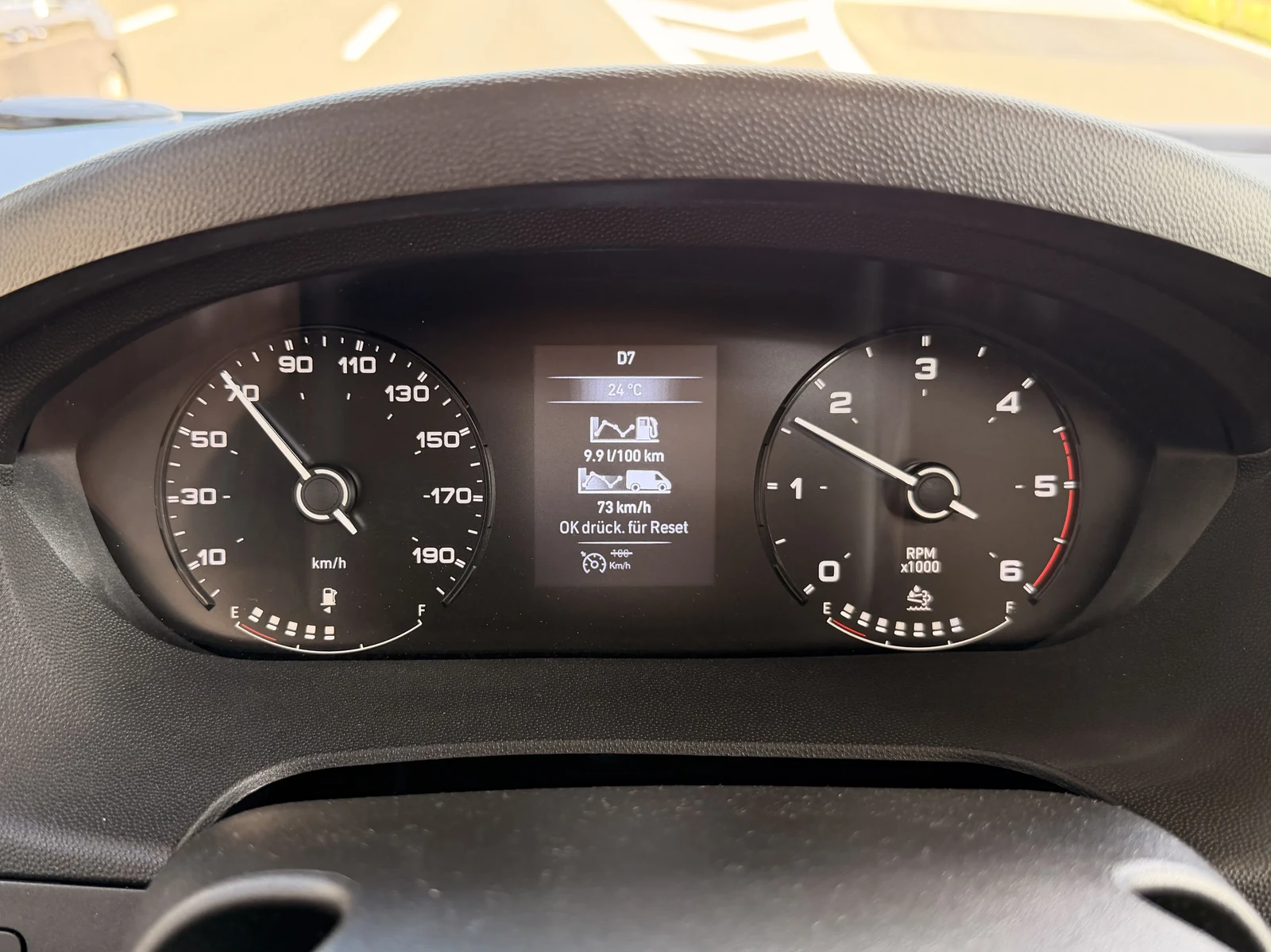 Bordcomputer im Fahrerhaus des Globetrotter XLi mit 9,9 Litern auf 100 Kilometer und 73 km/h Durchschnittsgeschwindigkeit