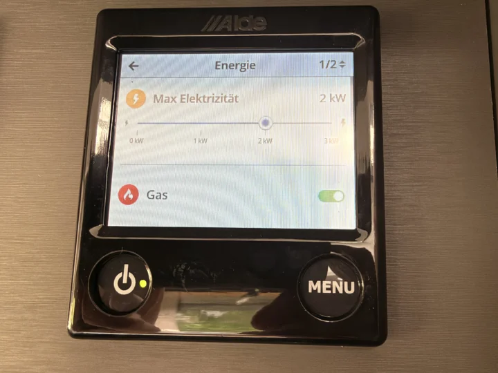 Bedienteil der Alde-Heizung im Menü Energie, Max Elektrizität auf 2 kW gestellt, Gas eingeschaltet
