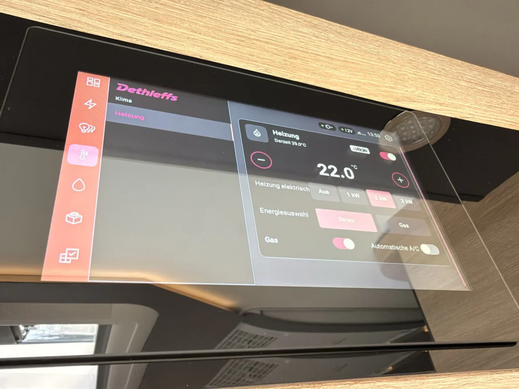 Zentrales Dethleffs-Display im Globetrotter XLi mit den Einstellungen der Alde-Heizung, Heizung elektrisch auf 2 kW, Energieauswahl Strom, Gas eingeschaltet