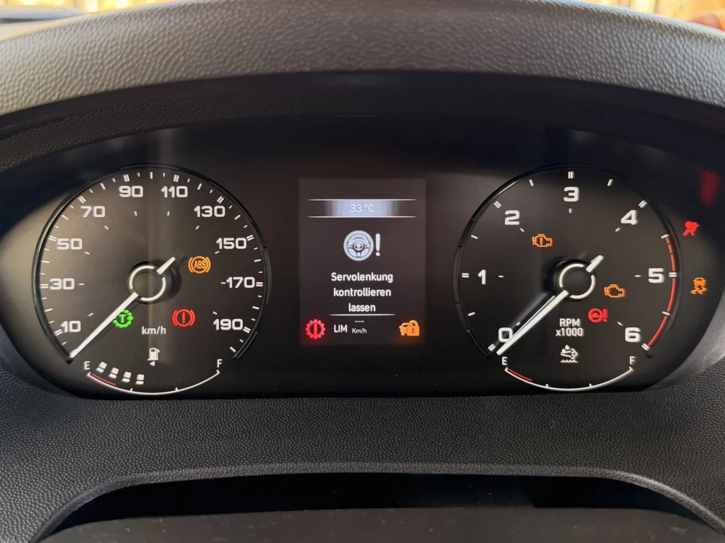 Kombiinstrument des Fiat Ducato in unserem Dethleffs Globetrotter XLi mit der Meldung Servolenkung kontrollieren lassen im mittleren Display