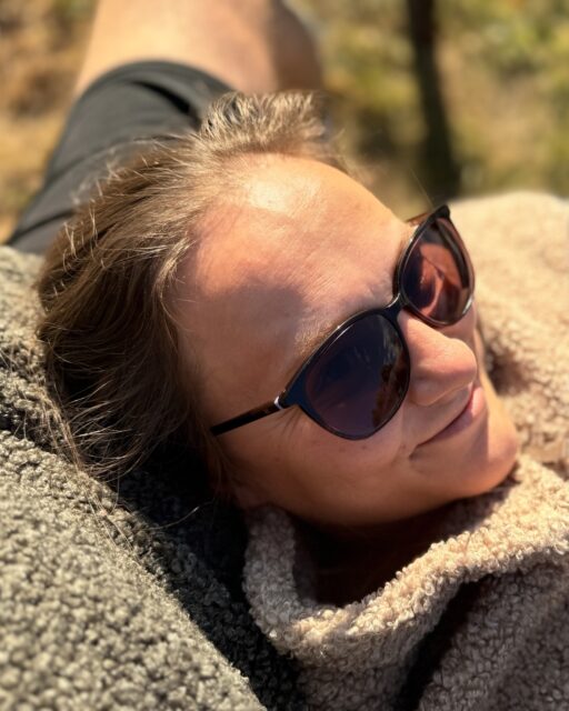 Nyfors, Dalarna. Maria am Abend auf der Bank in der letzten Sonne.