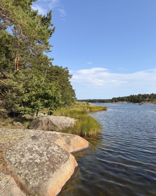 Västervik, Schweden. Vom Campingplatz führt der Weg direkt in die Schären. Wir